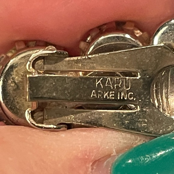 Karu Arke Inc brooch and clip on earrings - Picture 5 of 7